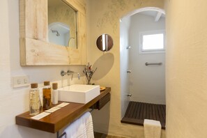 Economy Double Room | Bathroom | Free toiletries, hair dryer, bathrobes, slippers - Hotel del Teatre - Adults Only (Regencos)