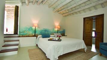 Senior suite | Donzen dekbedden, een minibar, een kluis op de kamer, een bureau