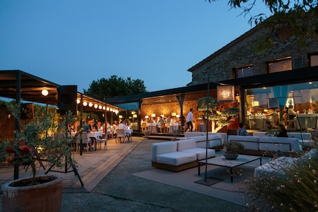 Breakfast, lunch, dinner served; Regional cuisine