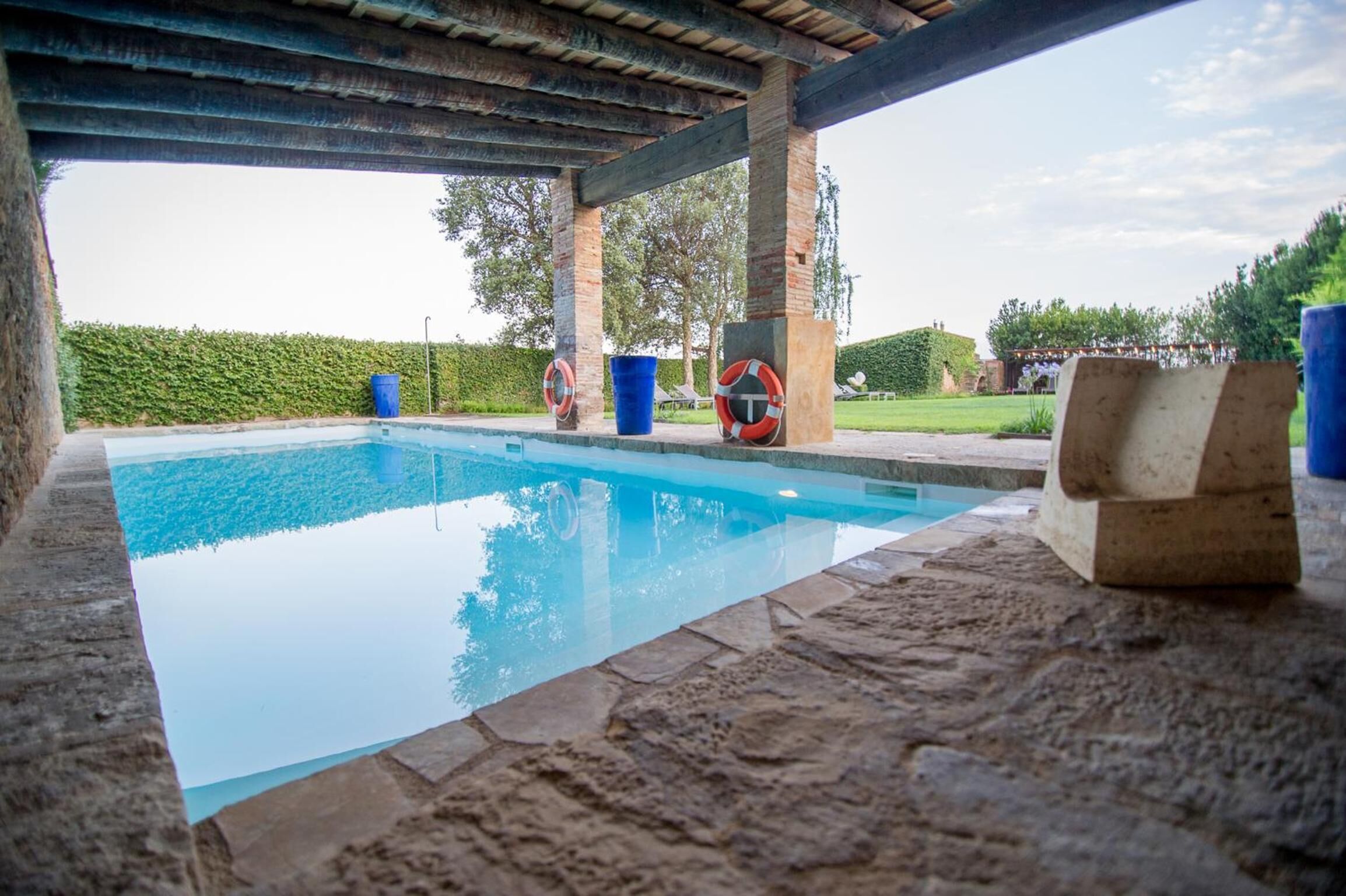 Una piscina al aire libre de temporada