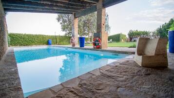 Una piscina al aire libre de temporada