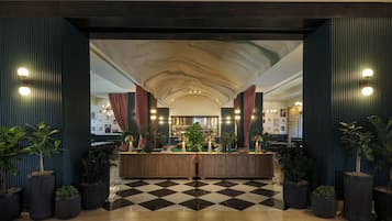 Hi ha 2 restaurants amb plats de cuina americana