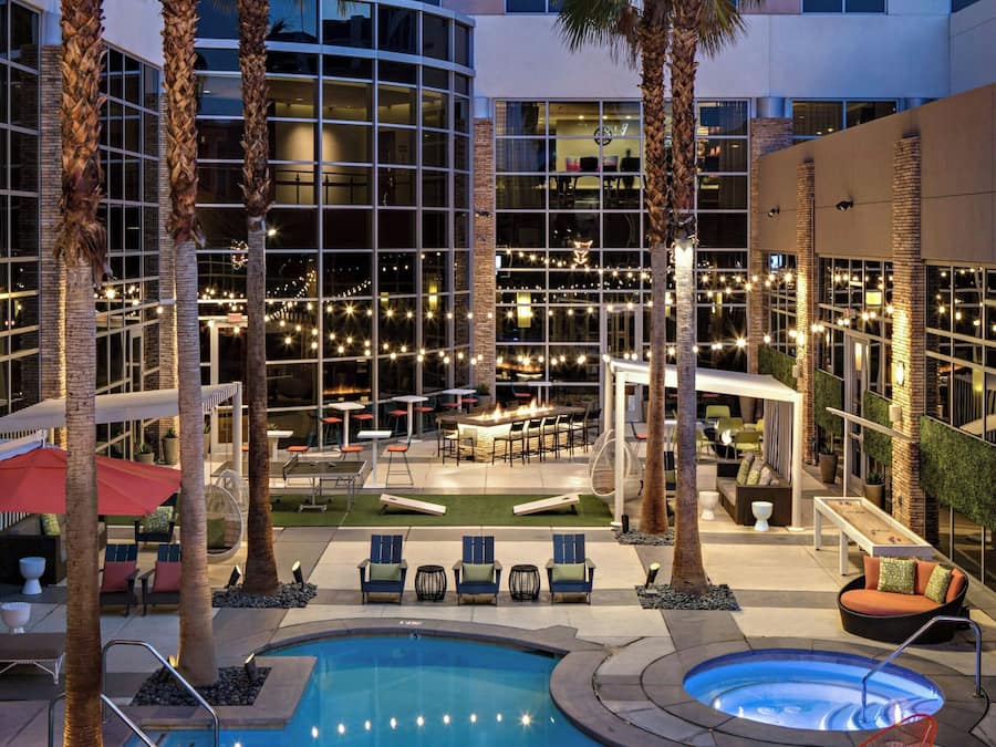 Piscina externa, funciona das 6h às meia-noite, guarda-sóis