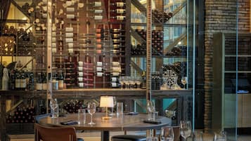Hi ha 2 restaurants amb plats de cuina americana