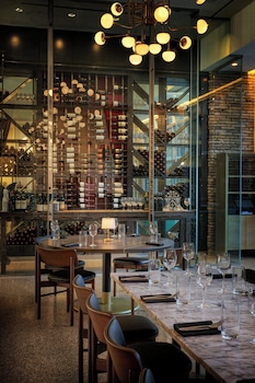 2 restaurants, breakfast, lunch, dinner served; American cuisine at Renaissance Las Vegas Hotel