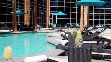 Ulkouima-allas avoinna 6.00–0.00, aurinkovarjoja, aurinkotuoleja