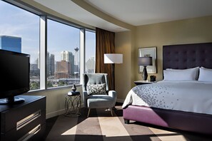 Premium bedding, down duvets, pillow-top beds, in-room safe - Renaissance Las Vegas Hotel (Las Vegas)