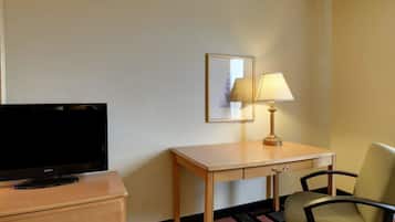 Habitación estándar, 1 cama King size, para no fumadores | Tabla de planchar con plancha, wifi gratis, ropa de cama y despertador