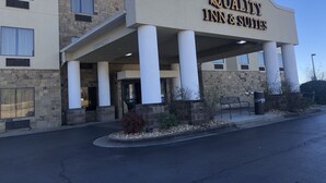 Entrada de un hotel con un letrero que dice "Quality Inn & Suites".