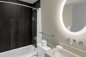 Room, 1 Queen Bed, Corner | Bathroom | Combined shower/tub, deep soaking tub, free toiletries, hair dryer