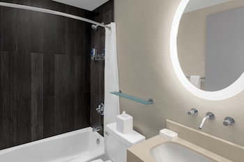 Room, 1 Queen Bed, Corner | Bathroom | Combined shower/tub, deep soaking tub, free toiletries, hair dryer at The Solita Soho Hotel