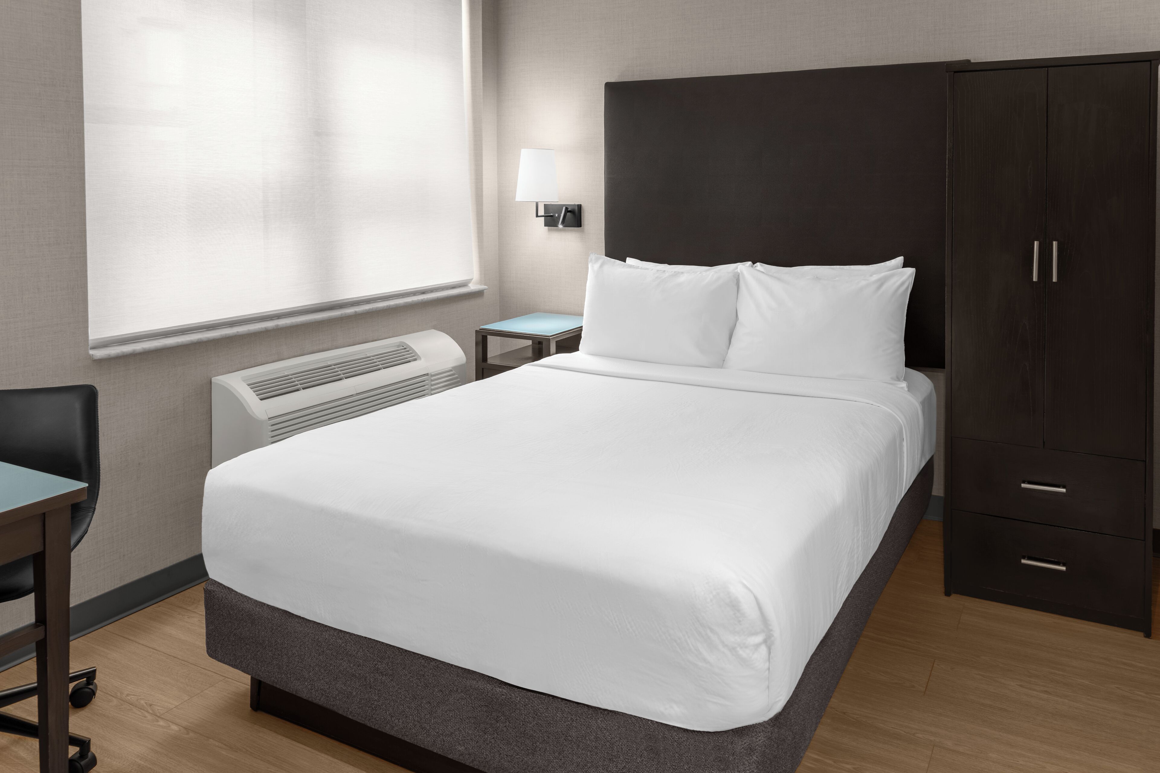 Rom, 1 queensize-seng, tilpasset bevegelseshemmede | Sengetøy av topp kvalitet, safe på rommet og lydisolert