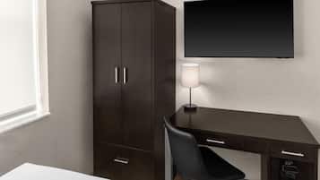 Ropa de cama de alta calidad y caja de seguridad en la habitación