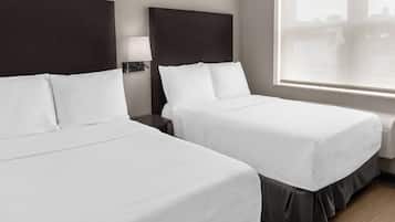 Rum - 2 dubbelsängar | Sängtillbehör av högsta kvalitet och värdeförvaringsskåp på rummet