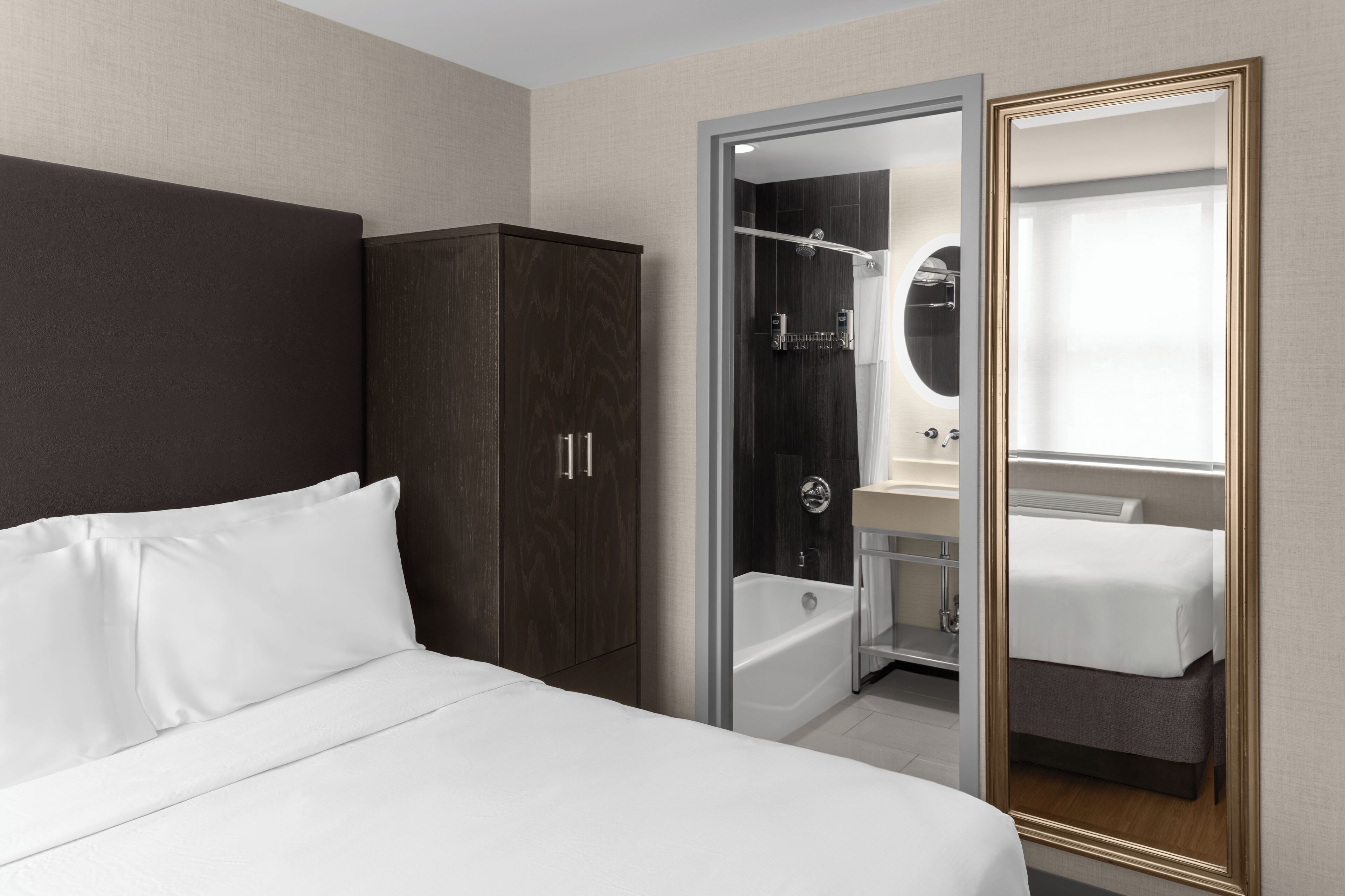 Room, 1 Queen Bed | Premium bedding, in-room safe, soundproofing, iron/ironing board