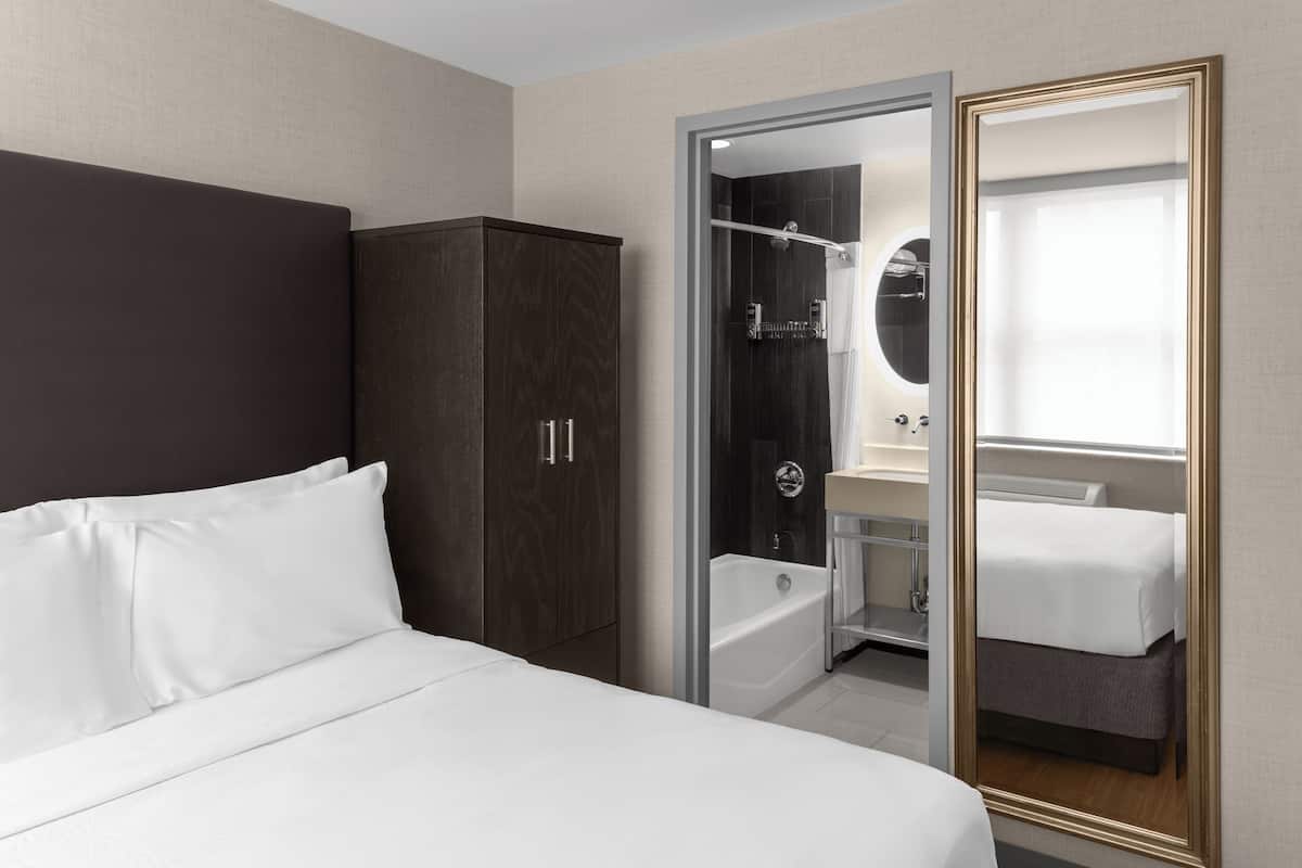 Zimmer, 1 Queen-Bett | Hochwertige Bettwaren, Zimmersafe, schallisolierte Zimmer