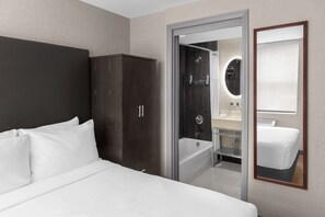 Room, 1 Queen Bed, Mobility Accessible | Premium bedding, in-room safe, soundproofing, iron/ironing board - The Solita Soho Hotel (New York)