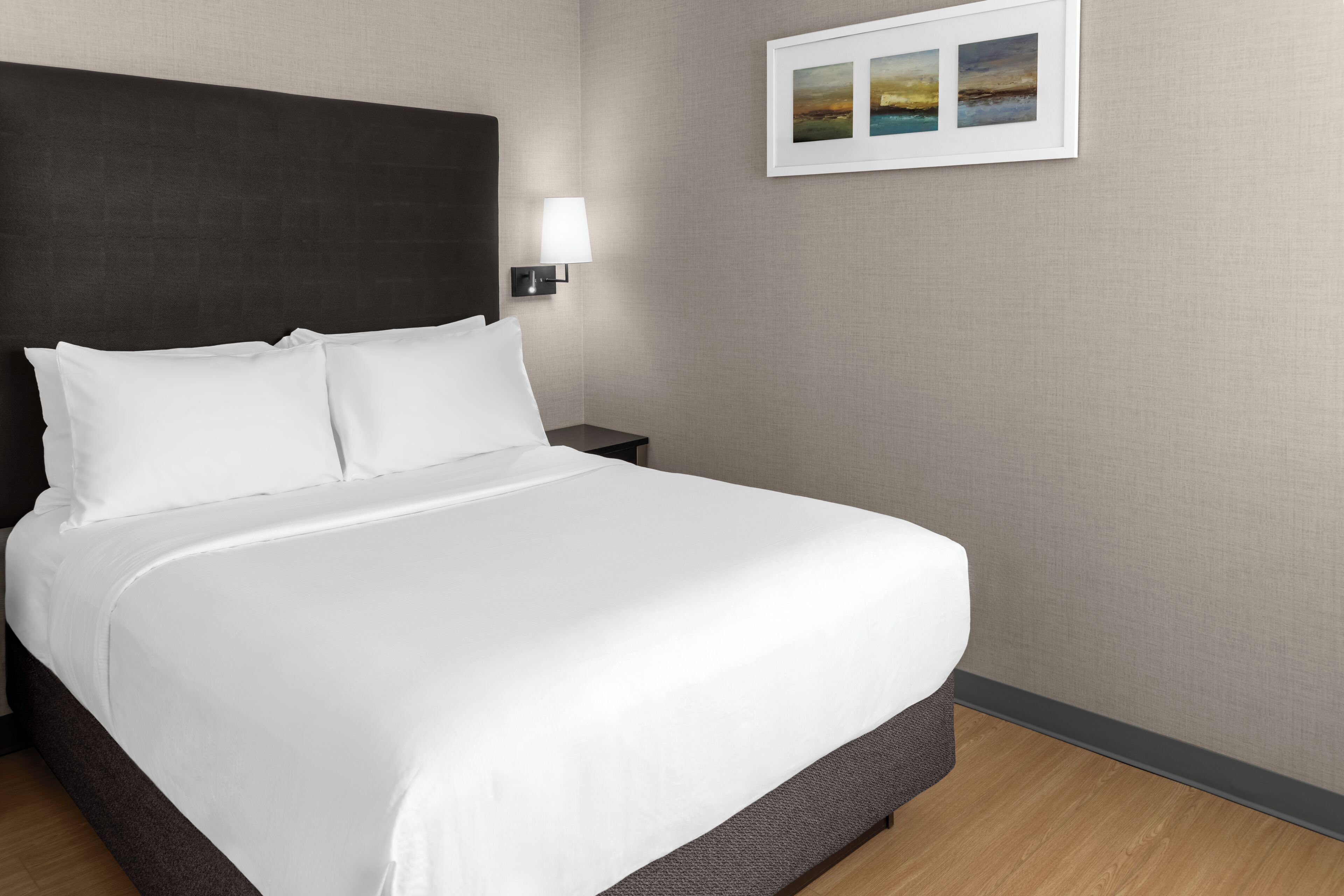 Room, 1 Queen Bed, Corner | Premium bedding, in-room safe, soundproofing, iron/ironing board