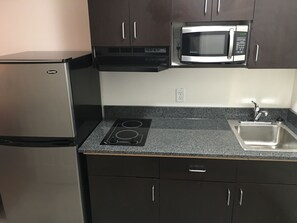 Réfrigérateur, micro-ondes, congélateur