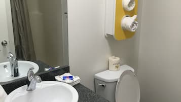 Suihkun ja ammeen yhdistelmä, sadesuihkupää, ilmaiset hygieniatuotteet