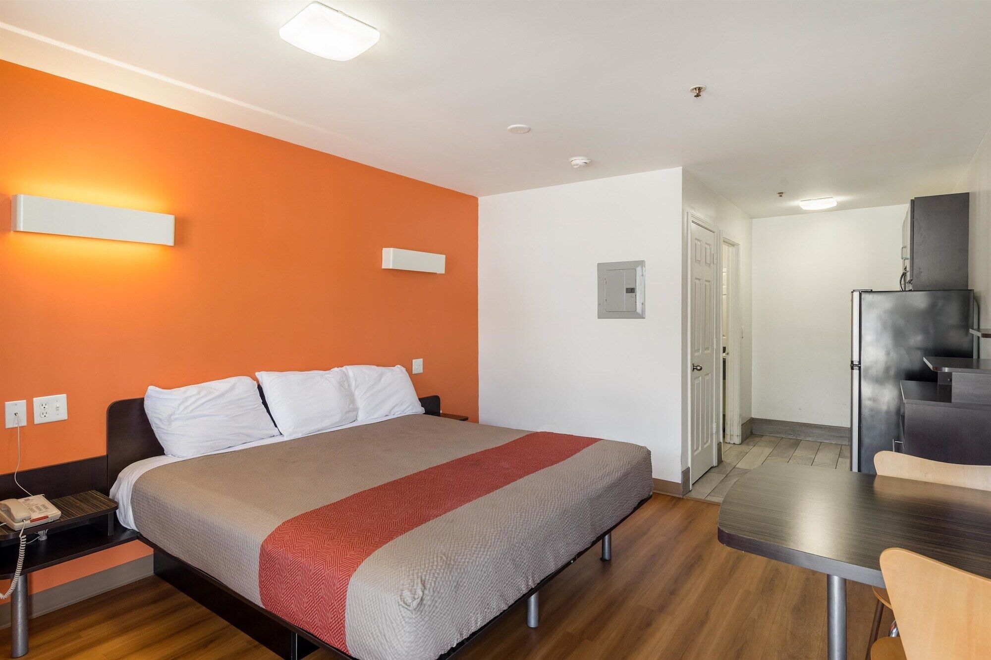 Literie de qualité supérieure, bureau, Wi-Fi gratuit, draps fournis