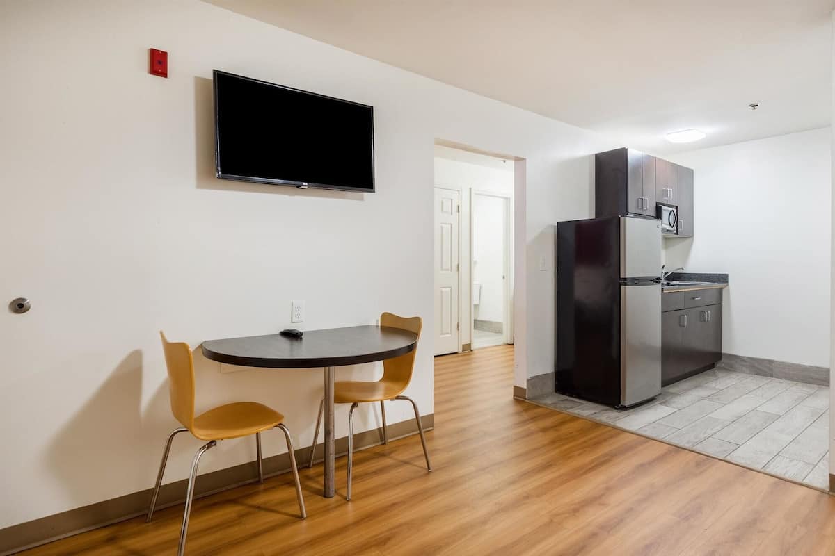 Literie de qualité supérieure, bureau, Wi-Fi gratuit, draps fournis