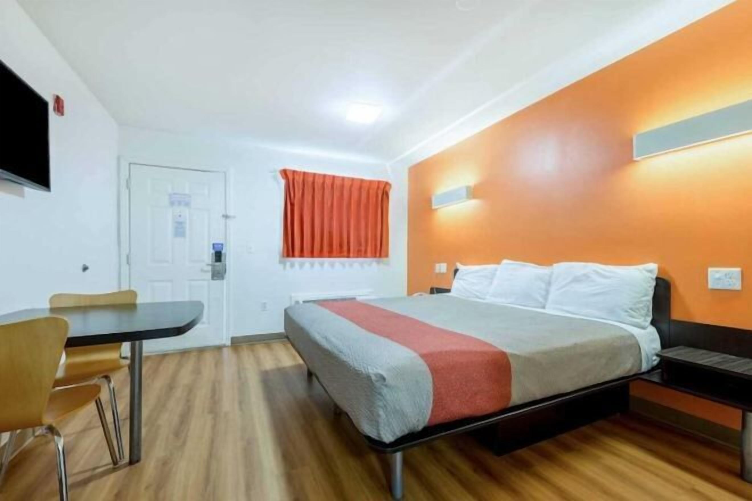 Sengetøy av topp kvalitet, skrivebord, wi-fi (inkludert) og sengetøy