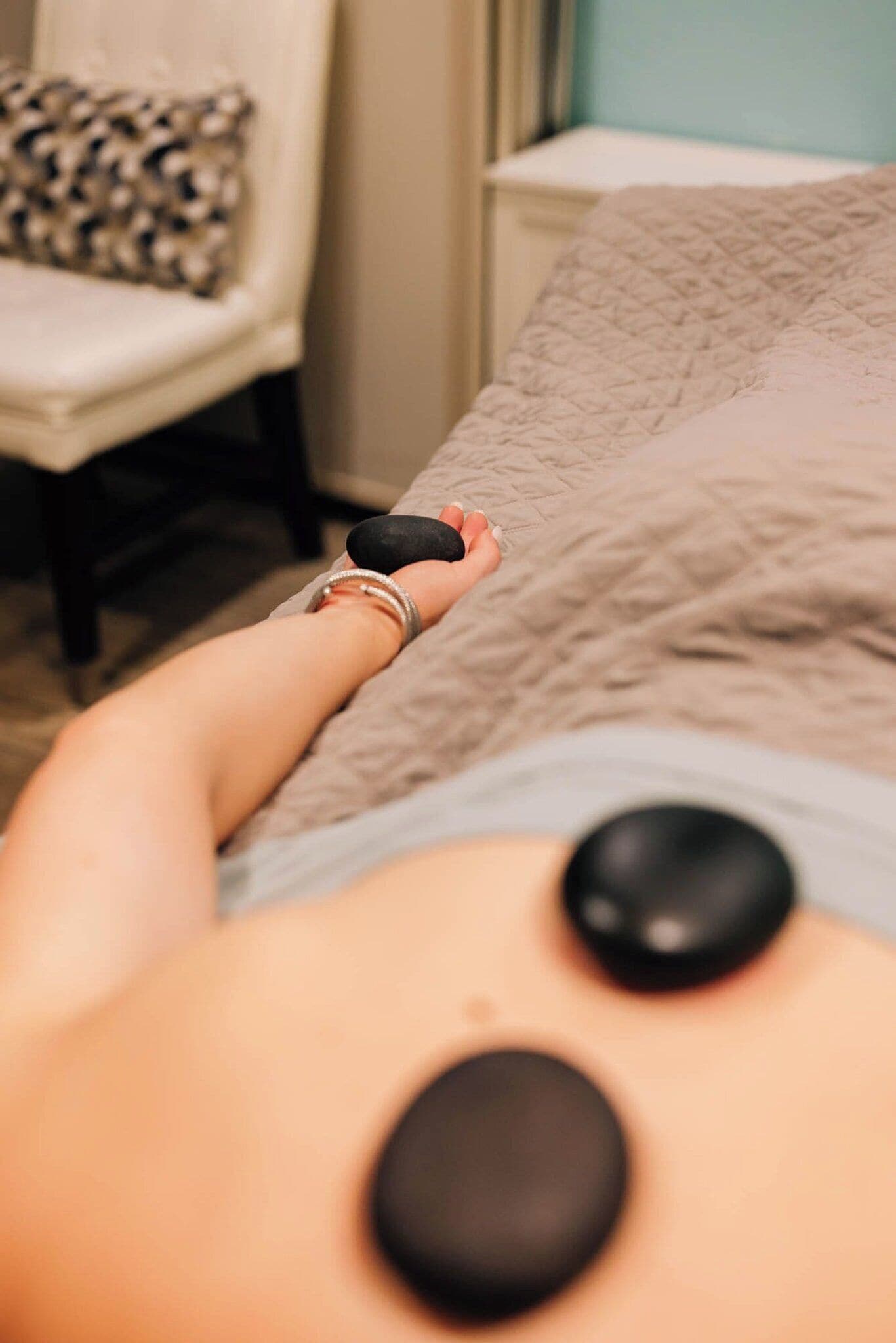 Una persona acostada en una cama con un aparato de masaje en la espalda.