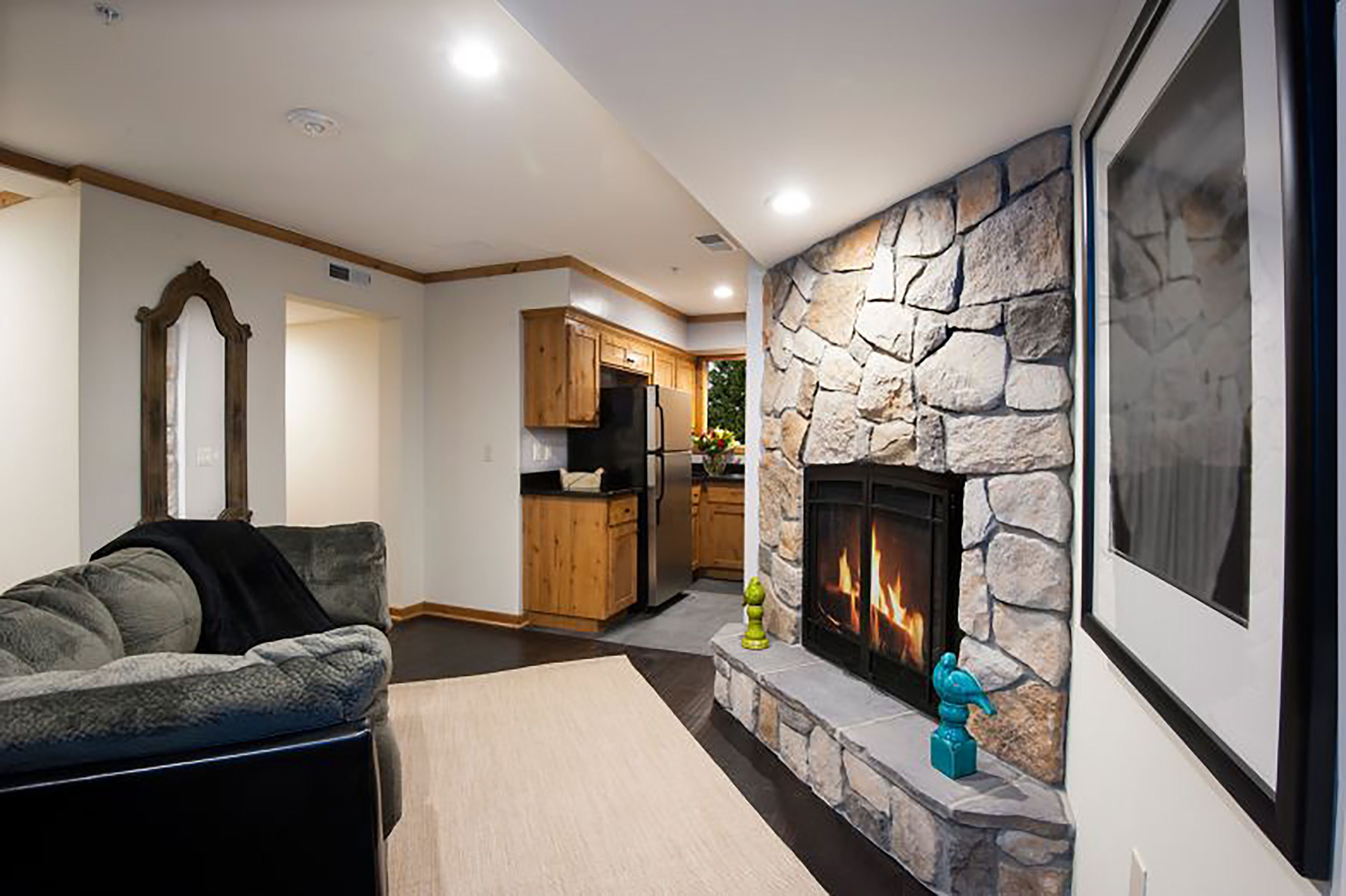 suite, 3 bedrooms, kitchen | hypo-allergenic bedding, down duvets, pillow-top beds, in-room safe