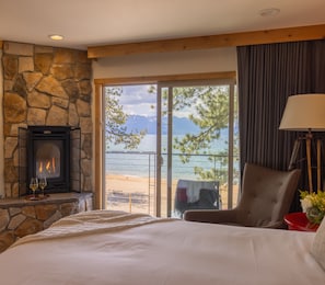Hypo-allergenic bedding, down duvets, pillow-top beds, in-room safe - The Landing Resort & Spa (South Lake Tahoe)