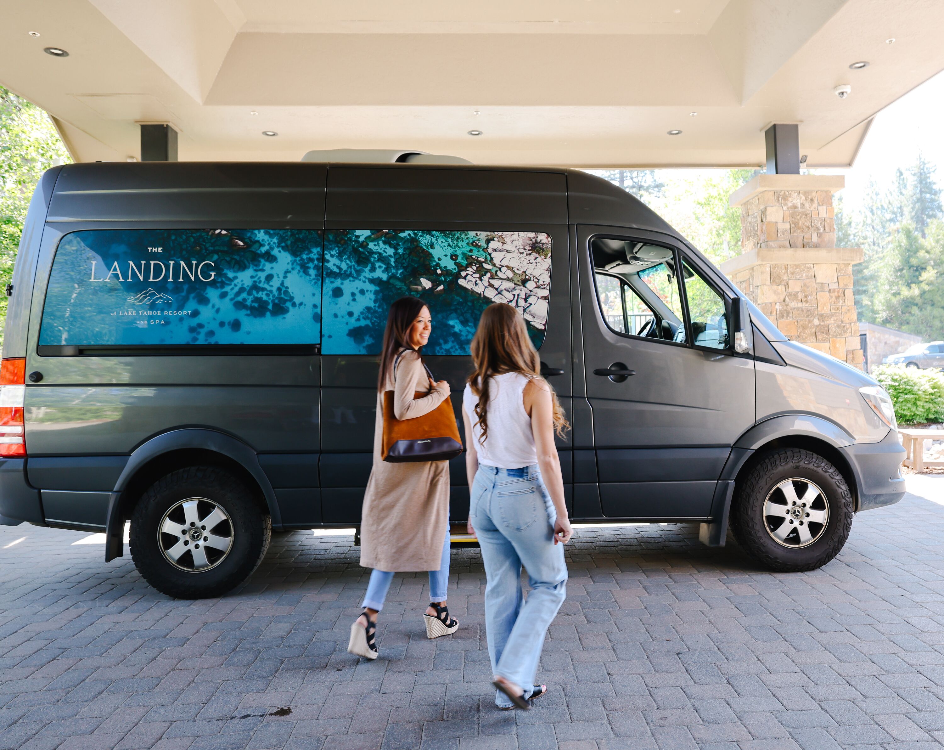 Una camioneta negra con el logotipo de 'The Landing' y un mapa del Lake Tahoe Resort Spa.