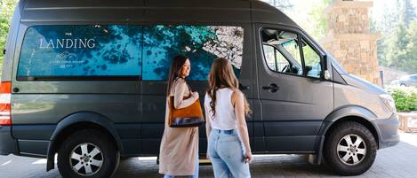 Una camioneta negra con el logotipo de 'The Landing' y un mapa del Lake Tahoe Resort Spa.