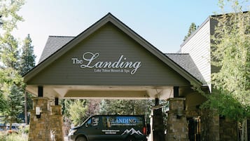 Um edifício com uma placa que diz "The Landing Lake Tahoe Resort & Spa".