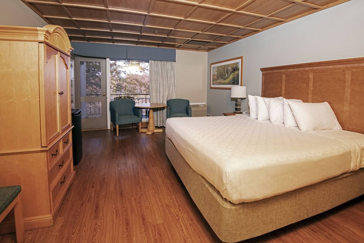 Standard Room, 1 Katil Raja (King), Lake View | Peralatan tempat tidur premium, seterika/papan seterika, Wi-fi percuma 