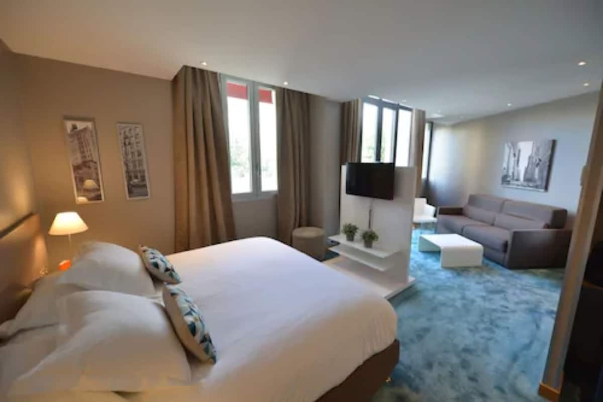 Junior Double Room | 1 bedroom, premium bedding, in-room safe, desk