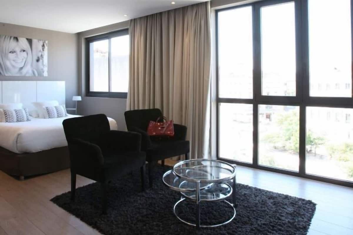 1 bedroom, premium bedding, in-room safe, desk