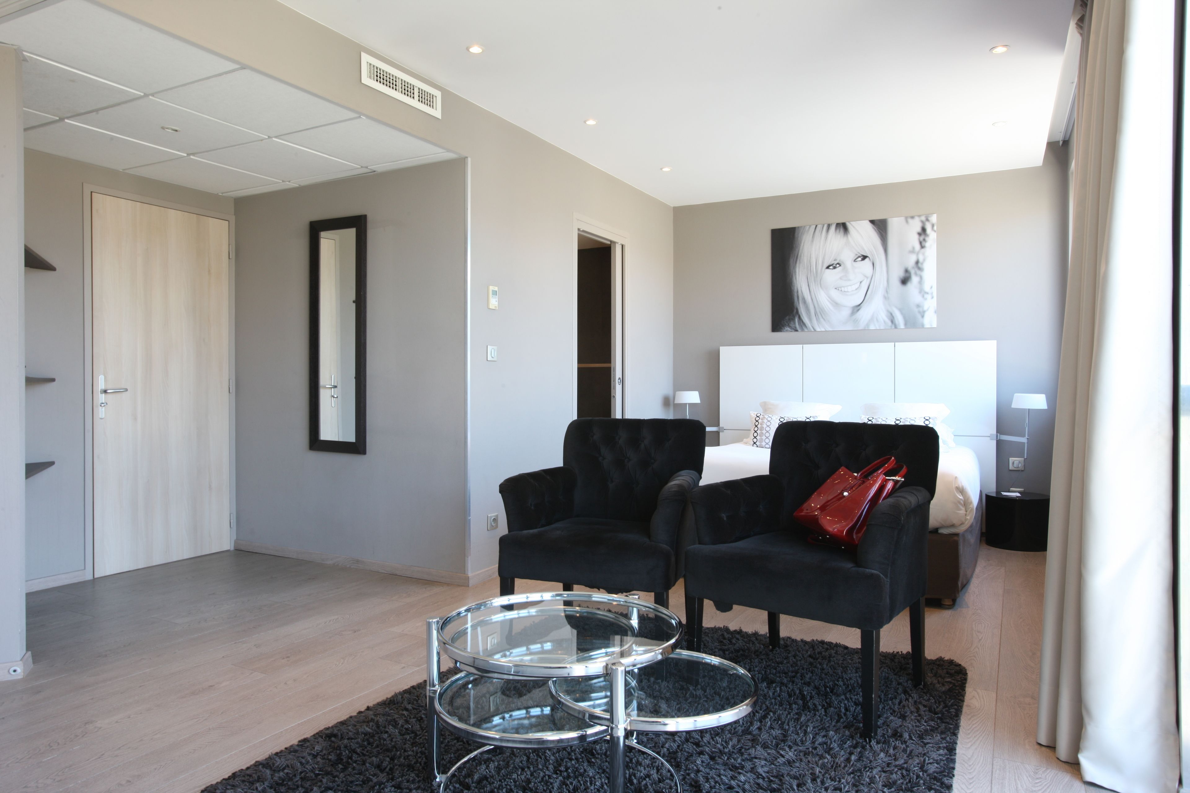 Junior kamer | Luxe beddengoed, een kluis op de kamer, een bureau, geluiddichte muren