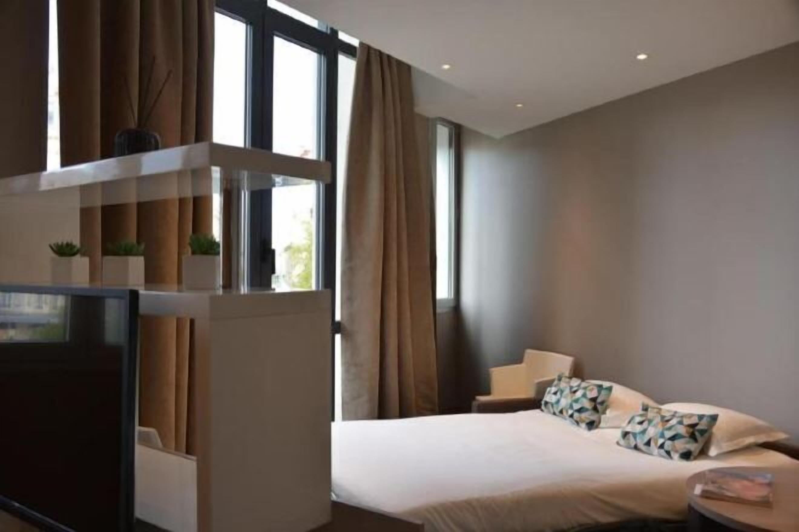 Premium bedding, in-room safe, desk, soundproofing