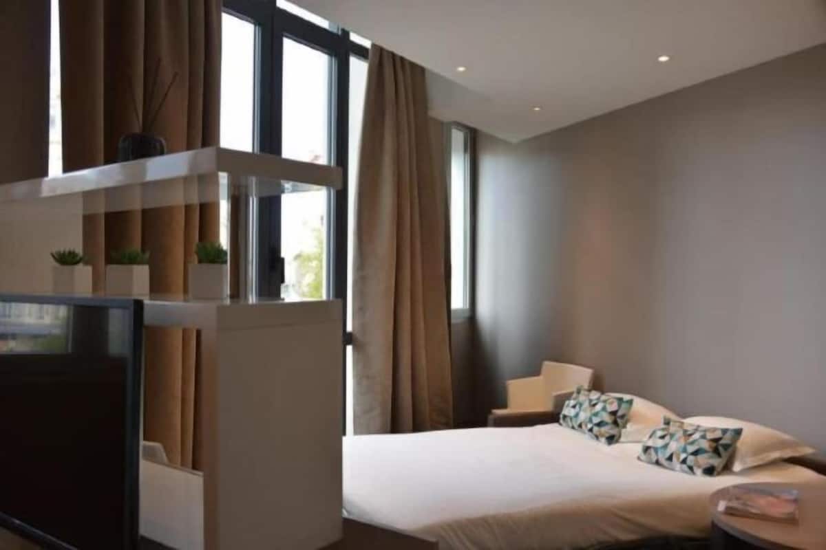 Ropa de cama de alta calidad y caja de seguridad en la habitación