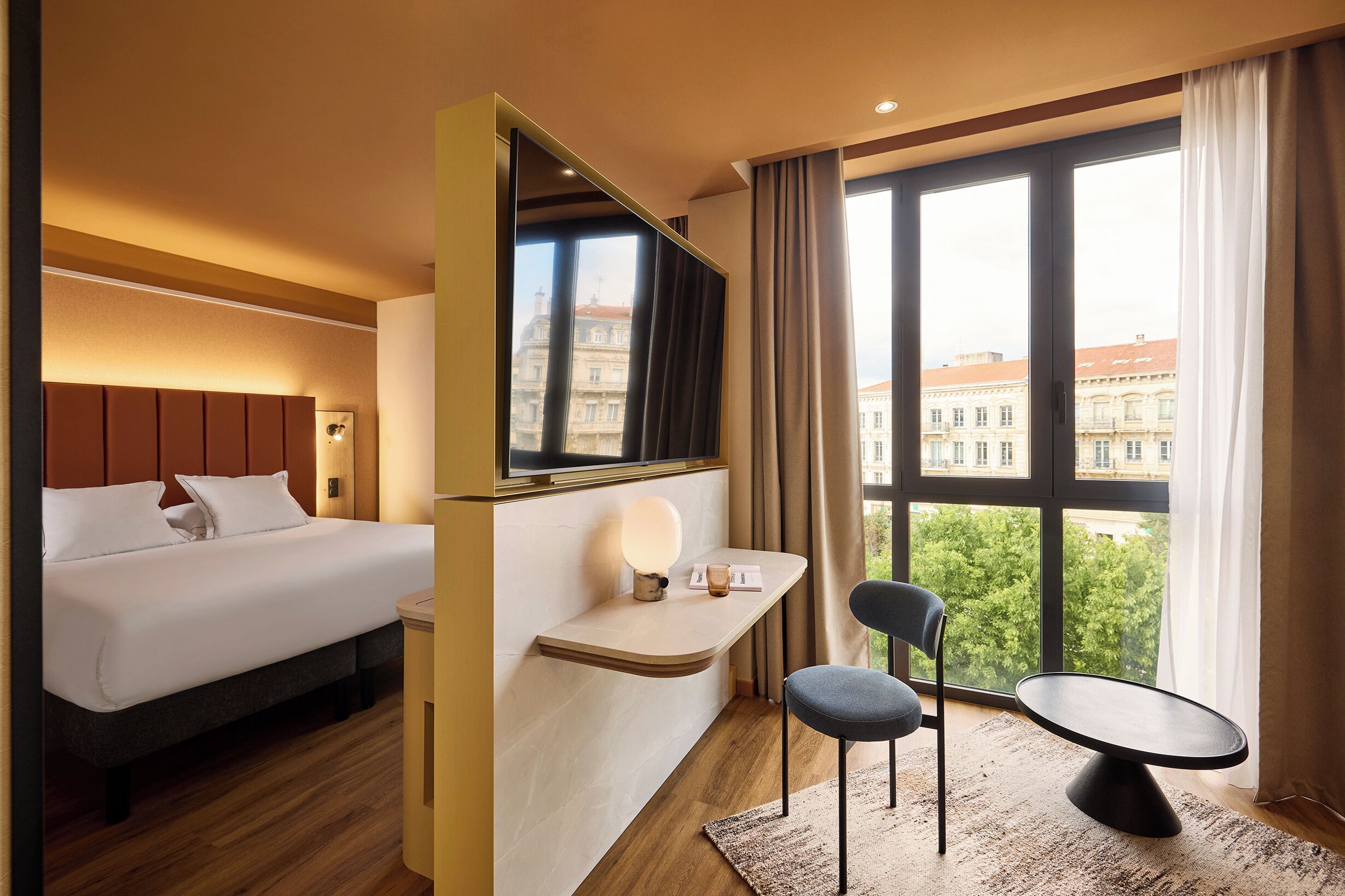 Junior suite, 1 tweepersoonsbed met slaapbank | Luxe beddengoed, een kluis op de kamer, een bureau, geluiddichte muren