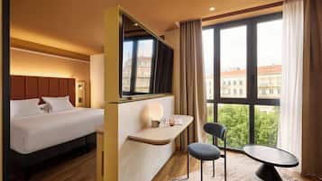 Junior suite, 1 tweepersoonsbed met slaapbank | Luxe beddengoed, een kluis op de kamer, een bureau, geluiddichte muren