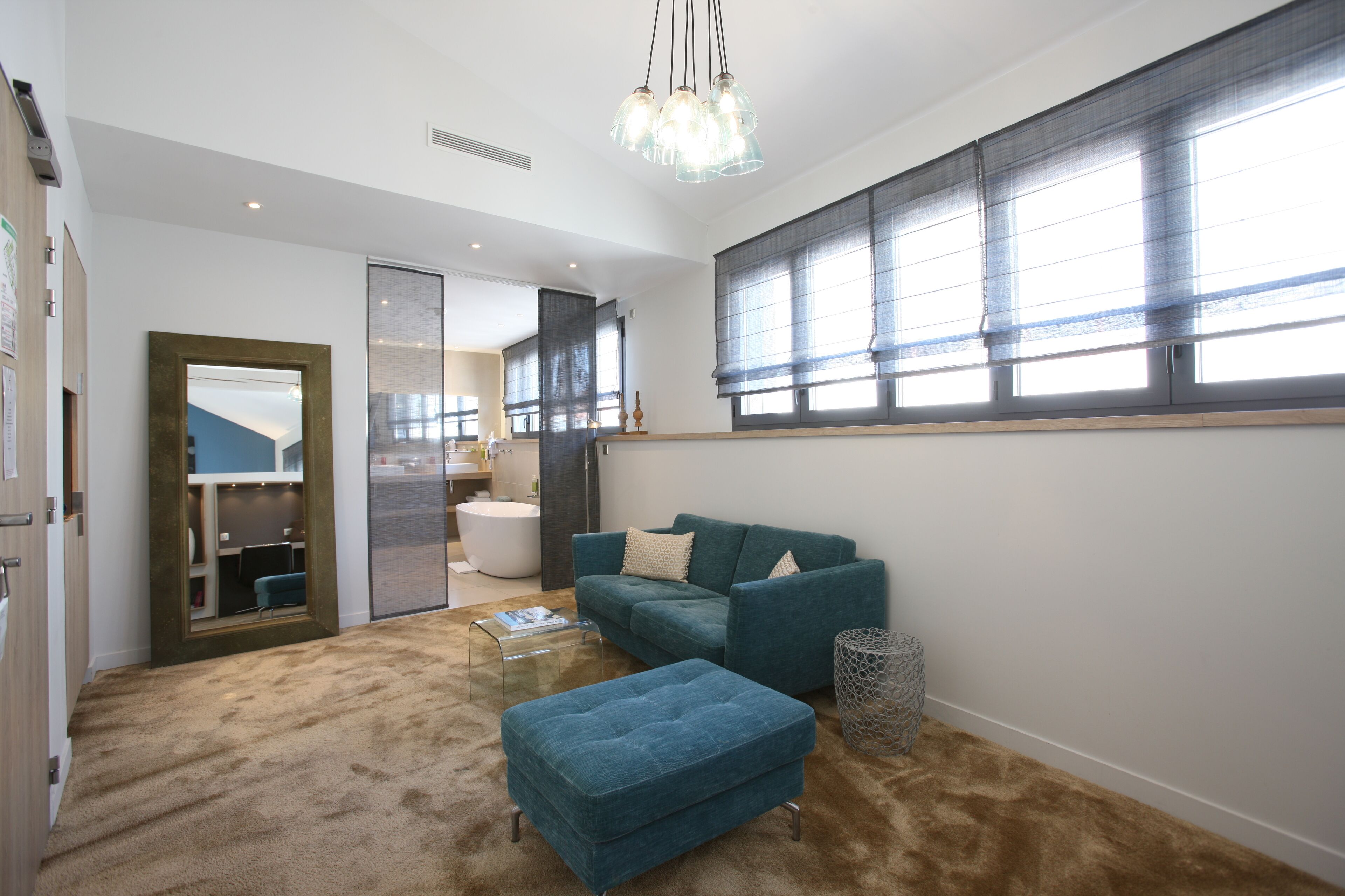 suite hotel de france | living area | flat-screen tv