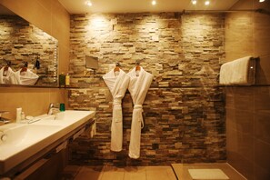 Superior tweepersoonskamer | Badkamer | Gratis toiletartikelen, een haardroger, handdoeken