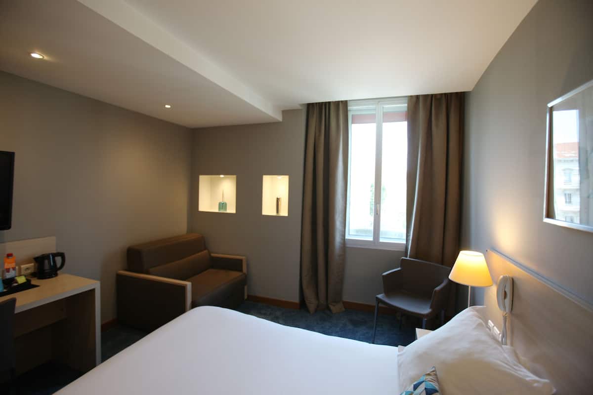 Superior Triple Room | 1 bedroom, premium bedding, in-room safe, desk