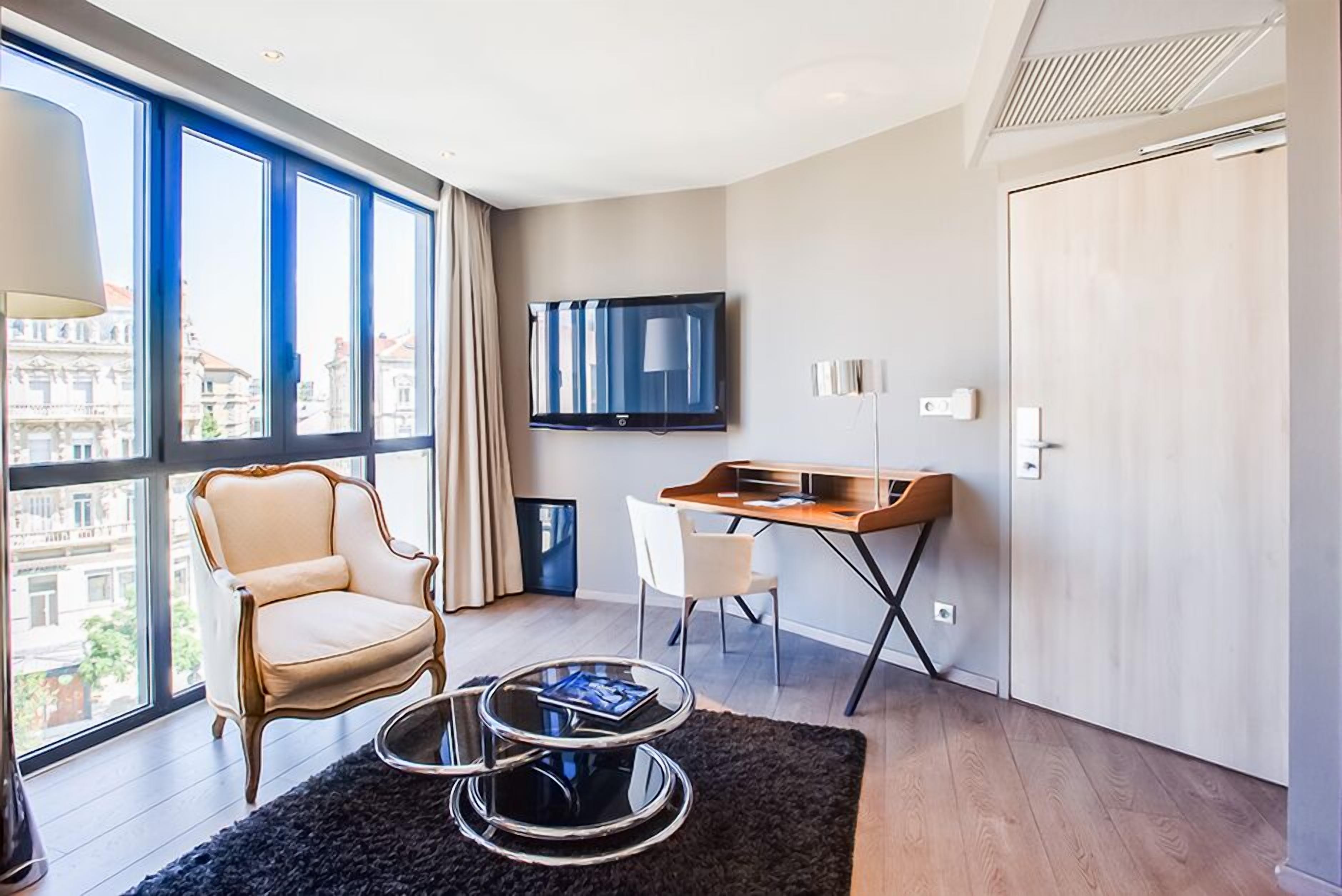 junior room | living area | flat-screen tv