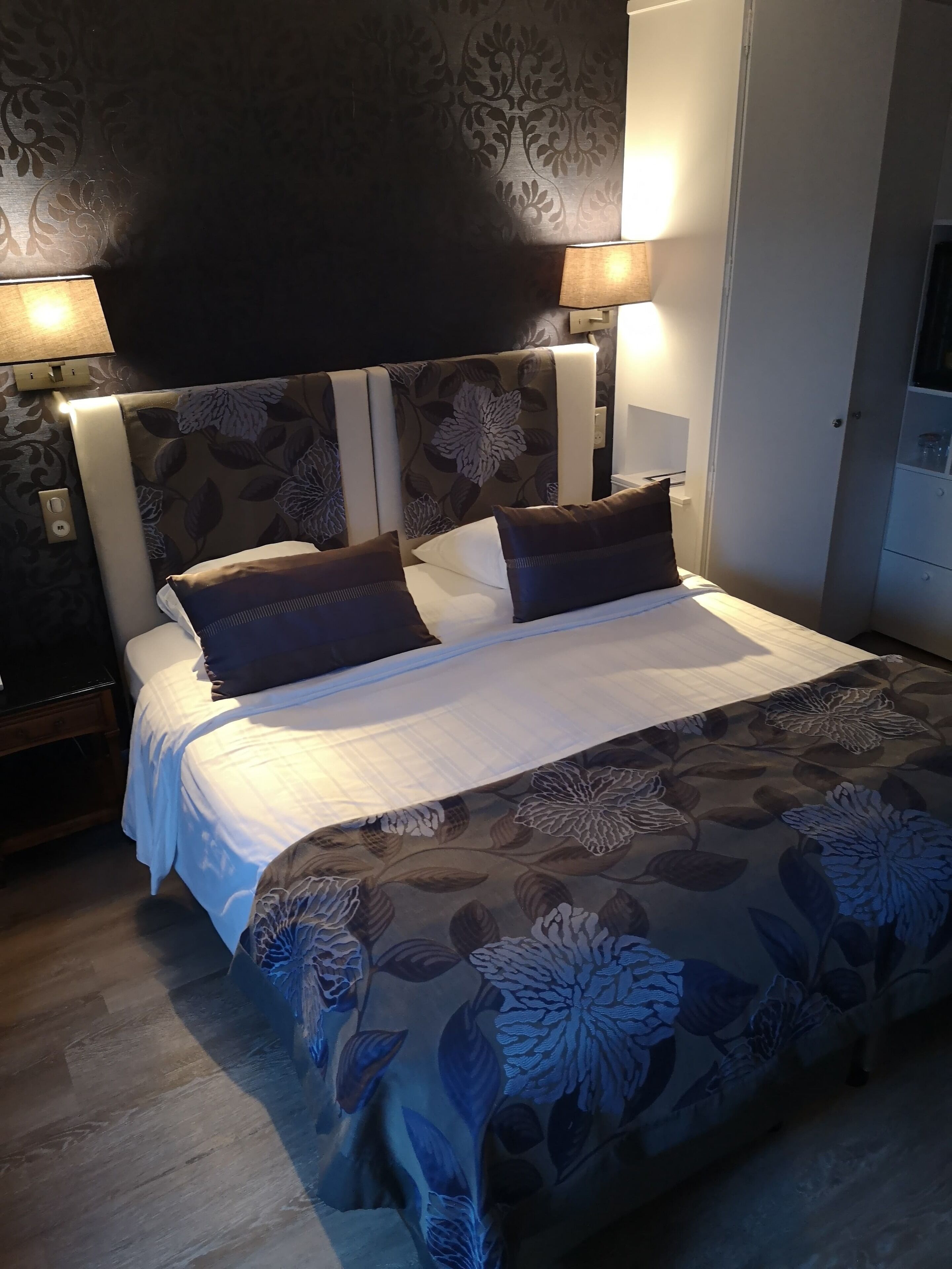 superior room (bathtub, shower or balneo) | 1 bedroom, minibar, in-room safe, individually decorated