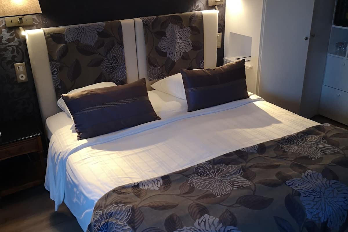 superior room (bathtub, shower or balneo) | 1 bedroom, minibar, in-room safe, individually decorated