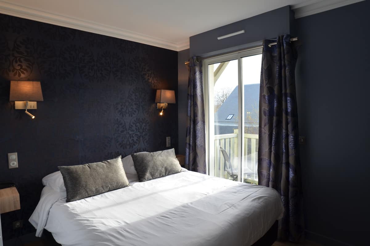 junior room (salon avec bain ou balneo) | 1 bedroom, minibar, in-room safe, individually decorated