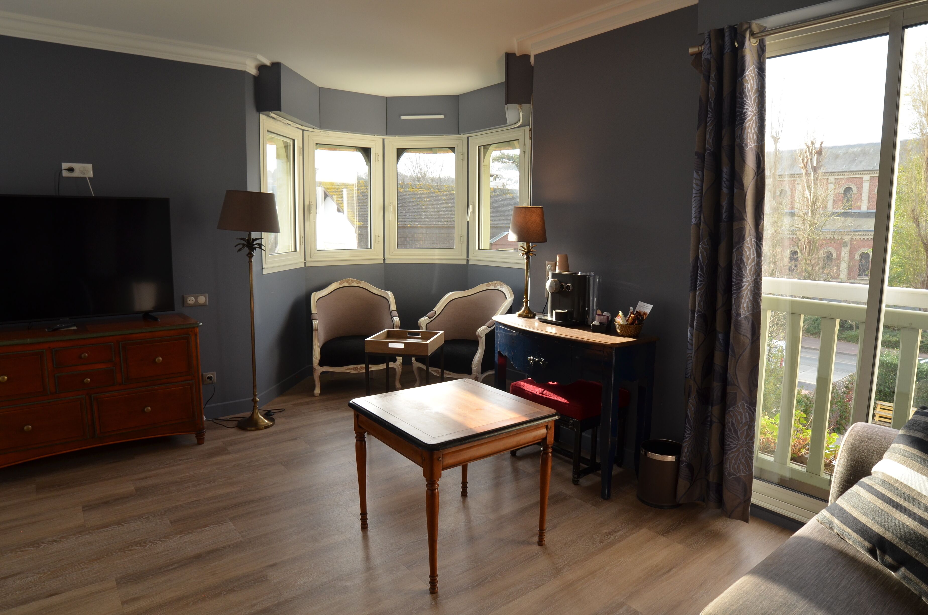 junior room (salon avec bain ou balneo) | 1 bedroom, minibar, in-room safe, individually decorated