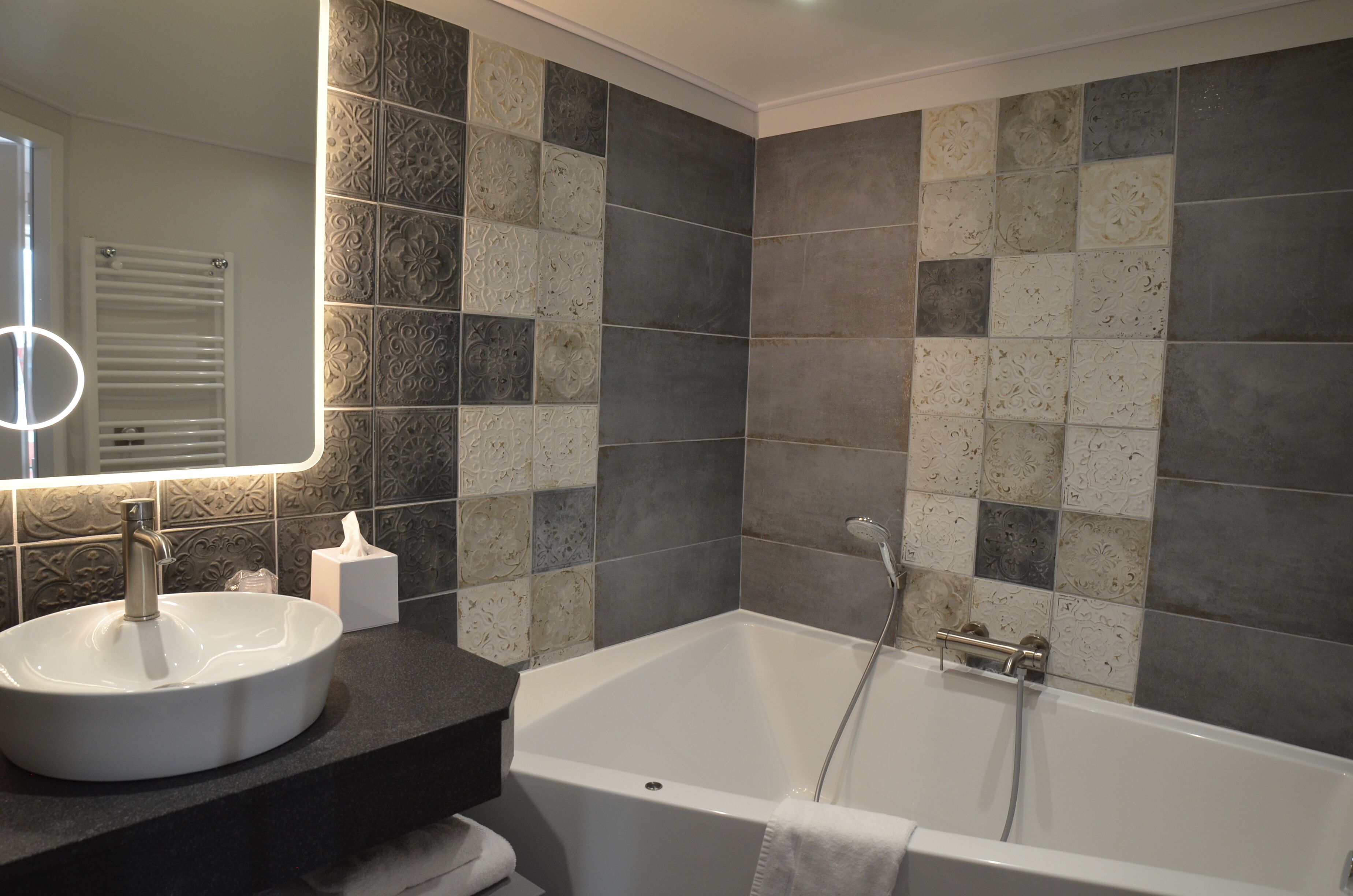 junior room (salon avec bain ou balneo) | bathroom | hair dryer, bathrobes, towels, shampoo